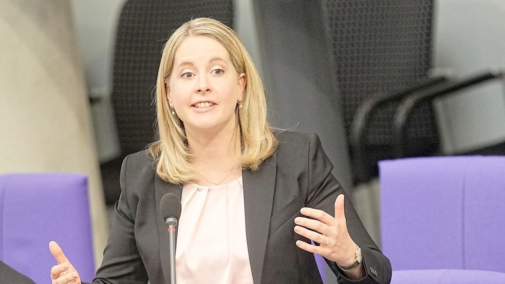 Bundesbauministerin Verena Hubertz will die Baukosten drücken und mehr Wohnraum schaffen Foto: Michael Kappeler/dpa