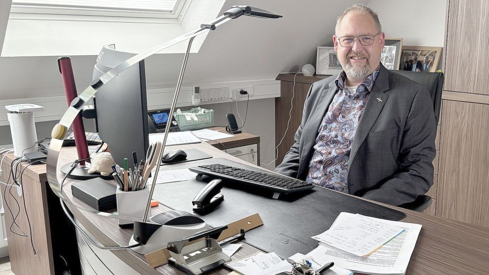 Gut gelaunt sitzt Thomas Otto in seinem Büro im Rathaus der Gemeinde Saterland. Bis Ende Oktober 2026 ist er noch im Amt. Foto: Horst Kruse
