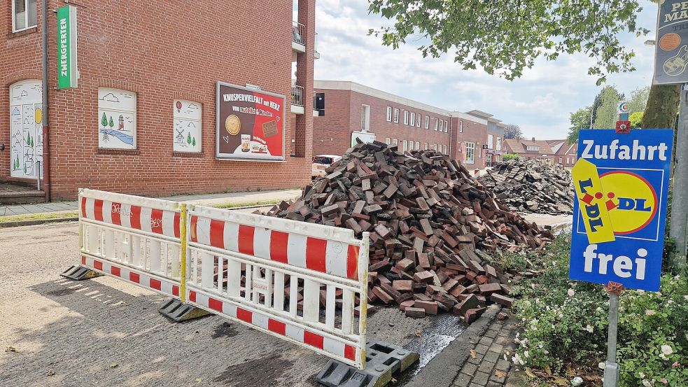 An der Poststraße steht ein Schild, das besagt, dass die Zufahrt zum Discounter Lidl frei ist. Auch an der Absperrbake ist kein „Durchfahrt-verboten“-Schild. An den Zufahrtsstraßen stehen die Verbotsschilder aber noch. Foto: Tatjana Gettkowski