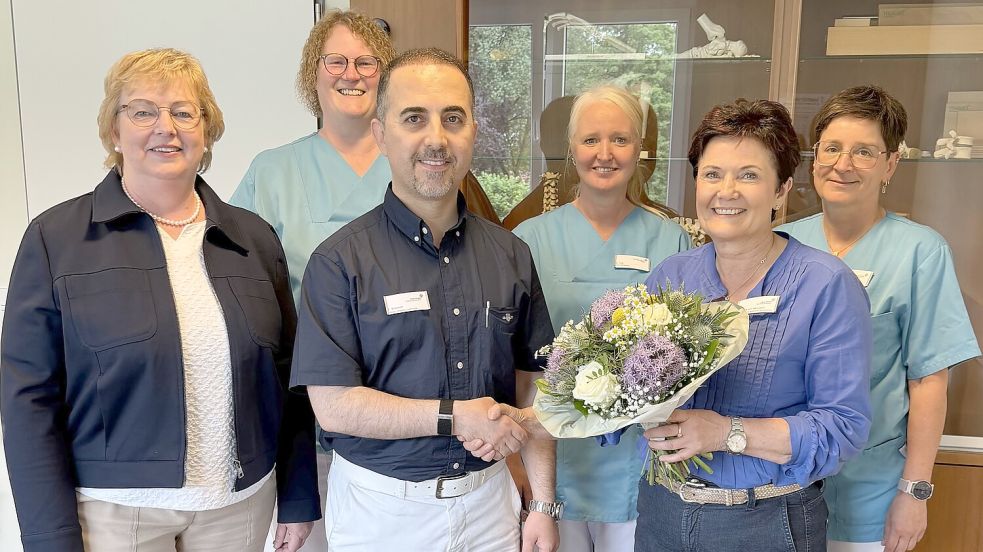 ady Shamoon (Mitte) übernimmt die orthopädischen Sprechstunden im MVZ Papenburg/Weener. Mit auf dem Foto sind (von links) Elisabeth Bröring, Gaby Pfeiffer, Karin Thür, Veronika von Manowski und Marita Bruns zu sehen; Maike Brinkmann fehlt. Foto: Marien Hospital Papenburg Aschendorf