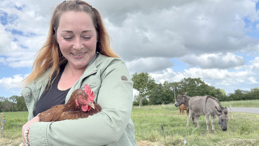Theresa Bergmann mit einem der Hühner namens Gondula – von insgesamt etwa 70. Jedes Huhn „hört“ hier der Einfachheit halber auf den gleichen Namen. Einige der Exemplare sind handzahm. Foto: Susanne Ullrich