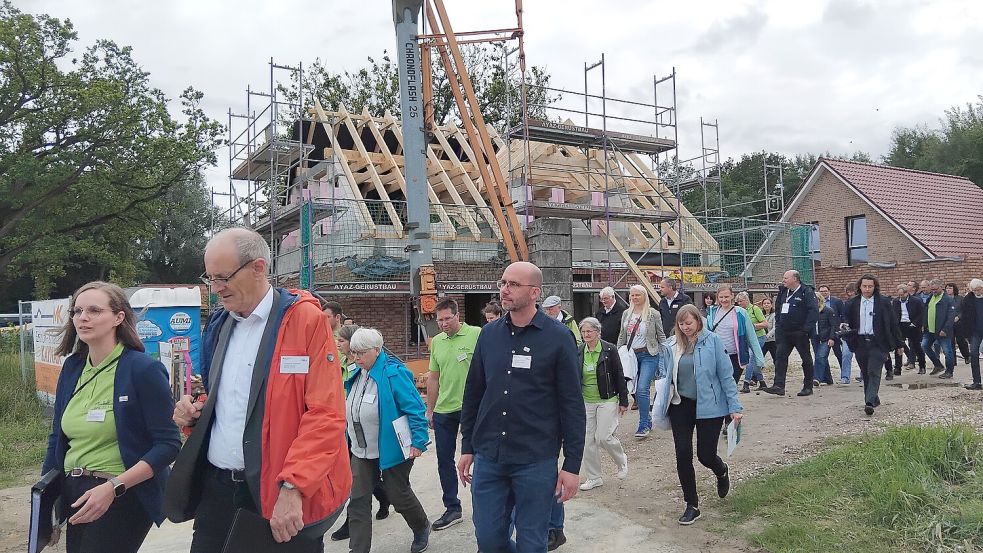 Zu Fuß erkundeten die Jurymitglieder und die Backemoorer die Besonderheiten des Dorfes. Foto: Clarissa Scherzer