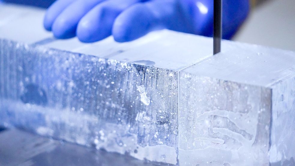 Viele Eiswürfel werden bei „Iceman“ noch mit der Hand geschnitten. Foto: Sven Kaeuler