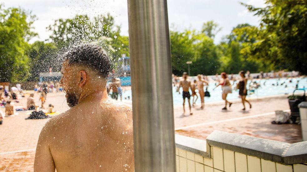 Für die einen ist die Hitze ein Anlass für Badespaß - für andere ist sie deutlich gefährlicher. Foto: Carsten Koall/dpa