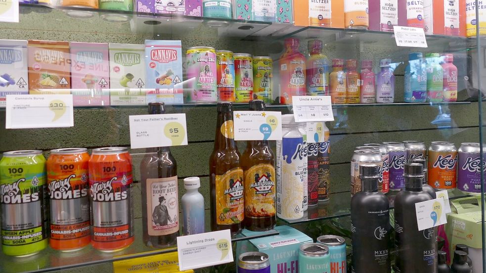 In Kalifornien werden Cannabis-Produkte in einem Shop angeboten. Der Studie zufolge macht eine solche Art der Kommerzialisierung einen deutlichen Unterschied. (Archivbild) Foto: Barbara Munker/dpa