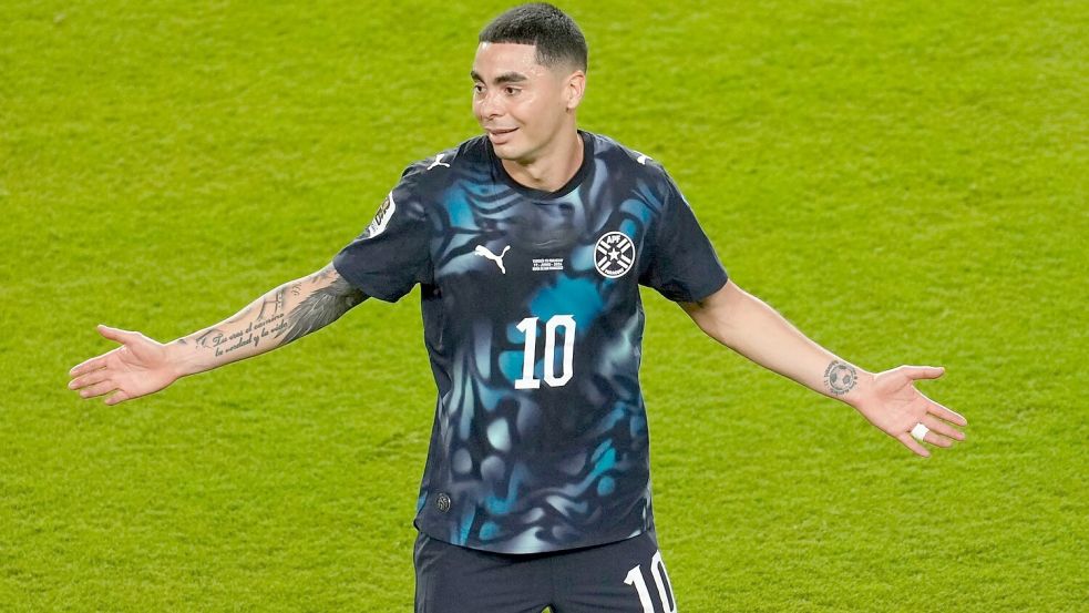 Almirón flog mit der Roten Karte vom Platz, sein Team brachte den Sieg aber ins Ziel. Foto: Jeff Chiu