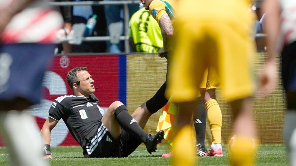 Musste in der Schlussphase behandelt werden: Felix Zwayer. Foto: Lindsey Wasson