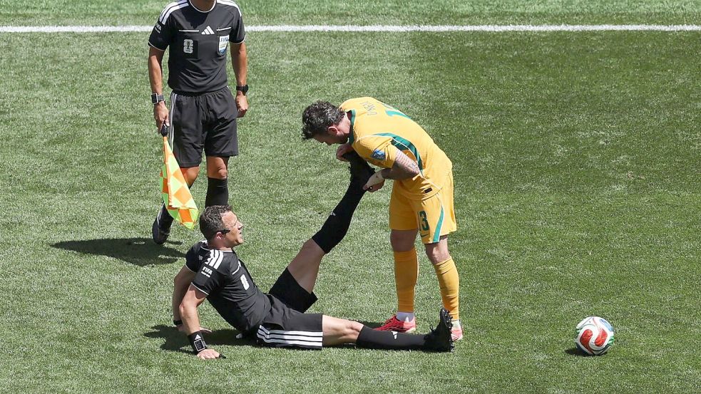 Szene, die das WM-Debüt trübt: Zwayer erlitt Krämpfe. Foto: Maddy Grassy