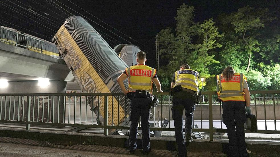 Die Waggons stürzten von einer Brücke. Foto: Ehsan Monajati/dpa