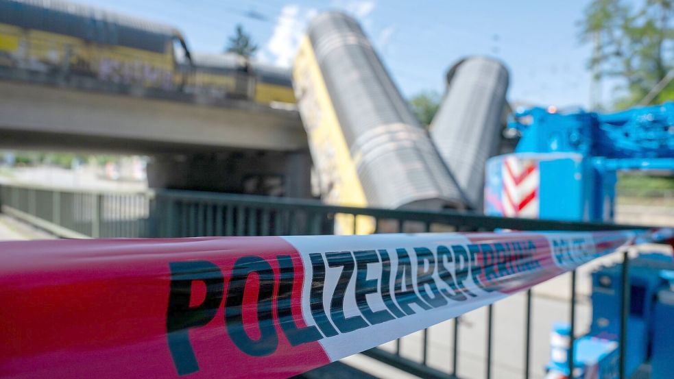 Zwei Waggons sind in München von einer Brücke gestürzt. Foto: Stefan Puchner/dpa