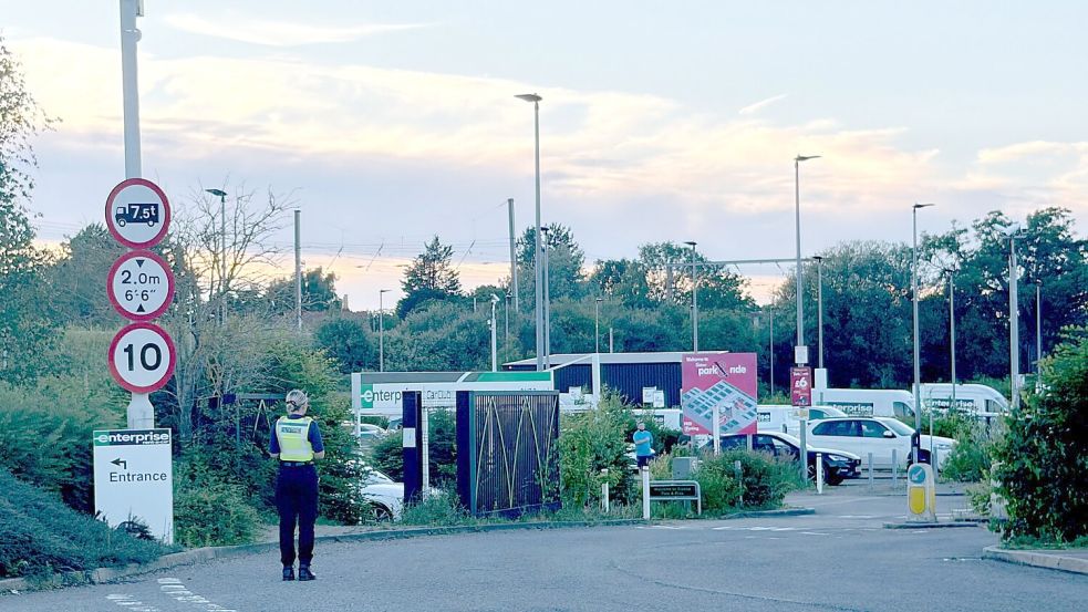 Eine Polizistin steht im Progress Park, wo Angehörige von Reisenden in Empfang genommen werden. Foto: Jordan Reynolds