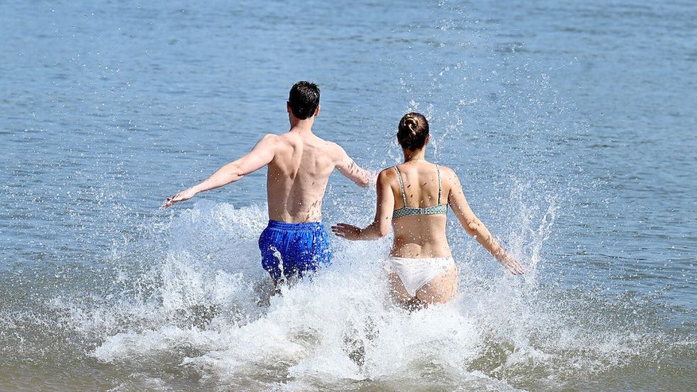 Die schönen Seiten des Sommers: Badespaß. Foto: Roberto Pfeil