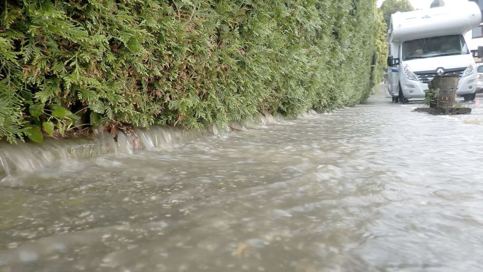 In mehreren Regionen Deutschland wurden bei Starkregen Straßen überflutet. Foto: Bernd März/dpa