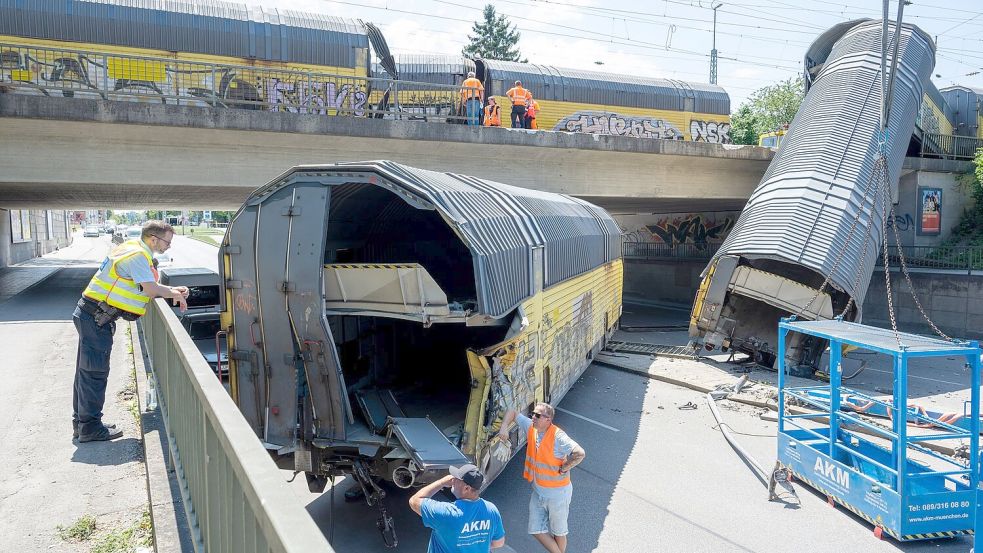 Einer der Waggons ist auf die Straße gestellt worden. Foto: Stefan Puchner/dpa