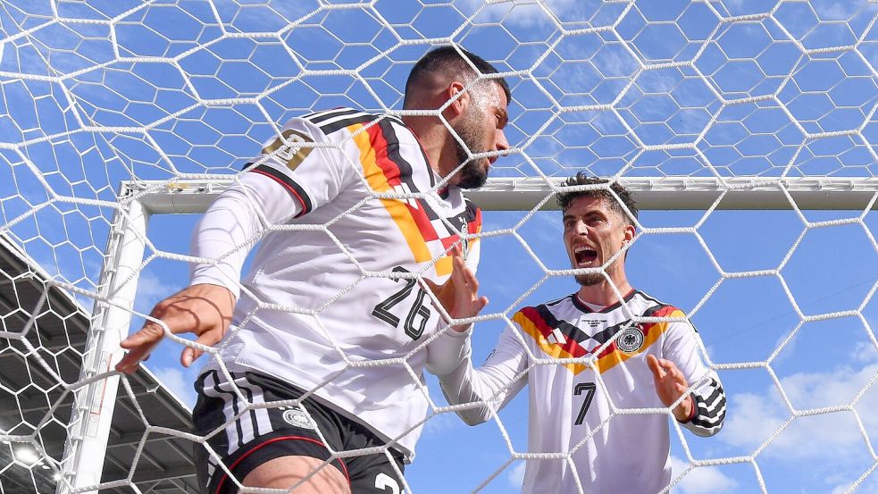 Ball und Schütze im Tor. Kai Havertz läuft jubelnd zu Deniz Undav (l). Foto: Tom Weller/dpa