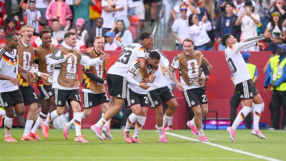 Kollektiver Jubelrausch: Mitspieler und auch die Reservisten stürmen zu Deniz Undav nach dem Siegtor in der Nachspielzeit. Foto: Tom Weller/dpa