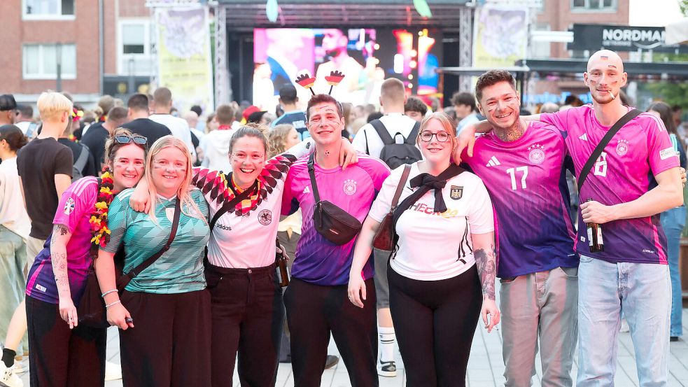 Am Sonnabend gewann die deutsche Nationalmannschaft der Männerin Kanada 2:1 gegen die Elfenbeinküste. In Emden feierten das viele Fans beim Public Viewing auf dem Neuen Markt. Foto: Jens Doden/Emden