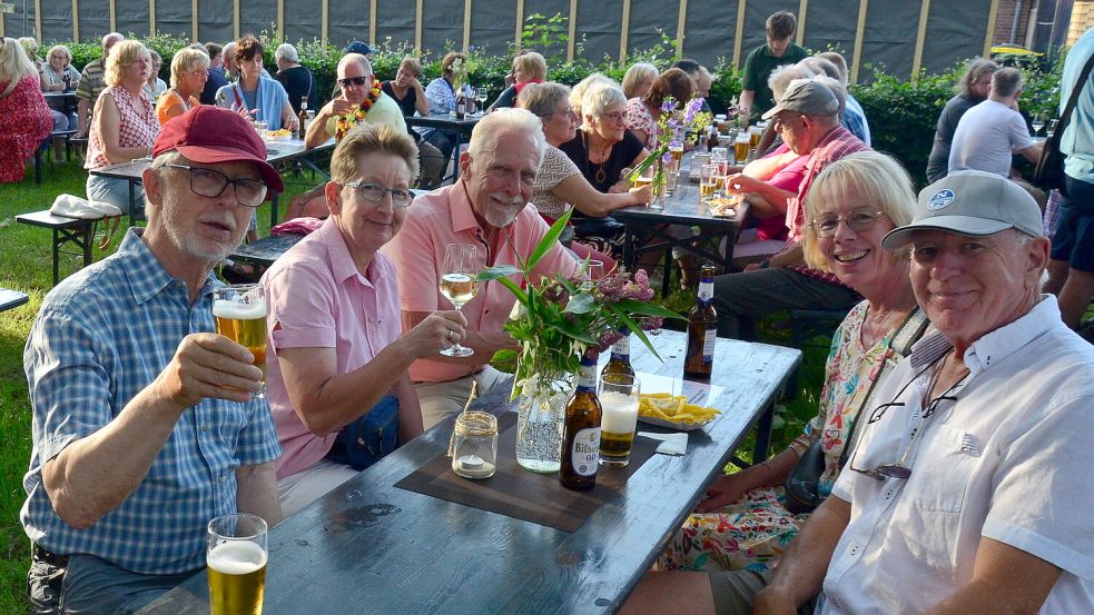 Anstoßen auf dem mittsommerfest in Hesel. Foto: Hannah Lehmann