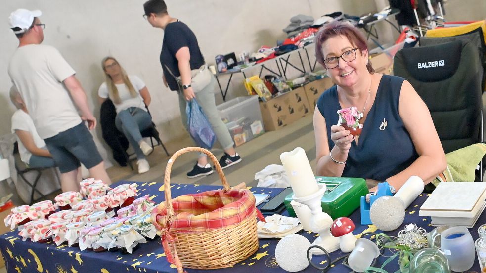 Beim Hallenflohmarkt in Hamswehrum wurde auch Selbstgemachtes angeboten. Foto: Heinz Wagenaar
