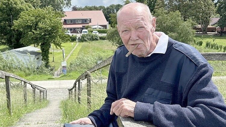 Klaus Hennings-Huep auf dem Deich – mit Blick auf das Fährhaus an der Ems. Foto: Dirk Hellmers