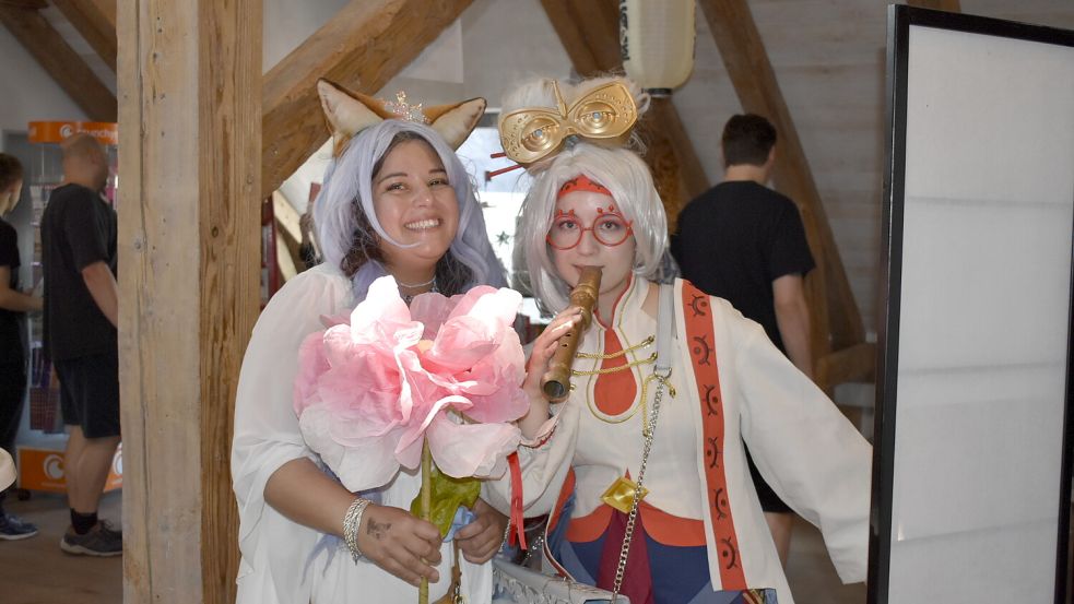 Für die Animenacht haben sich Lisa (links) und Melissa Ehling verkleidet. Foto: Vivien Buntjer