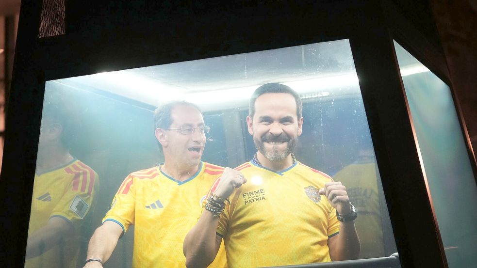 De la Espriella trat mit einem Trikot der Fußball-Nationalmannschaft vor seine Anhänger - und hinter Panzerglas Foto: Rodrigo Abd