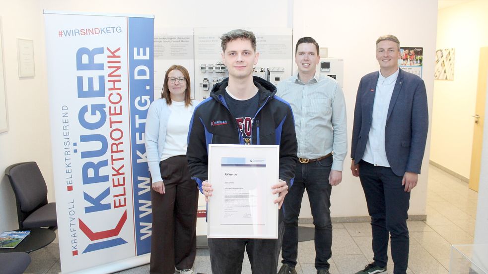 Ausbildungsberater Jörg Harms (von rechts) und Betriebsinhaber Daniel Krüger sowie Personalerin Marina Eschen gratulieren David Frerichs (vorne) zur Auszeichnung als Lehrling des Monats. Foto: Handwerkskammer/J. Stöppel