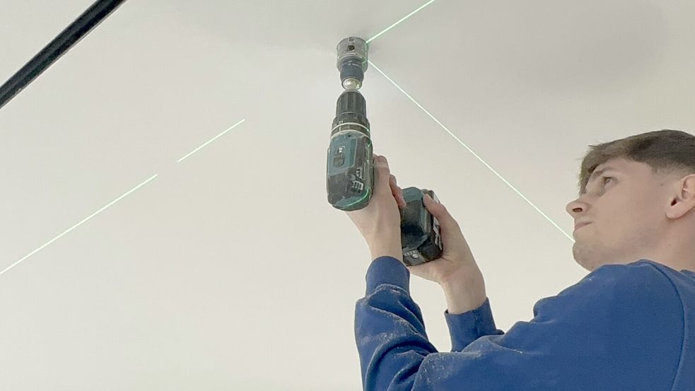 Die Installation von Smart-Home-Systemen gehört zu den Lieblingsaufgaben von David Frerichs. Foto: Elektrotechnik Krüger
