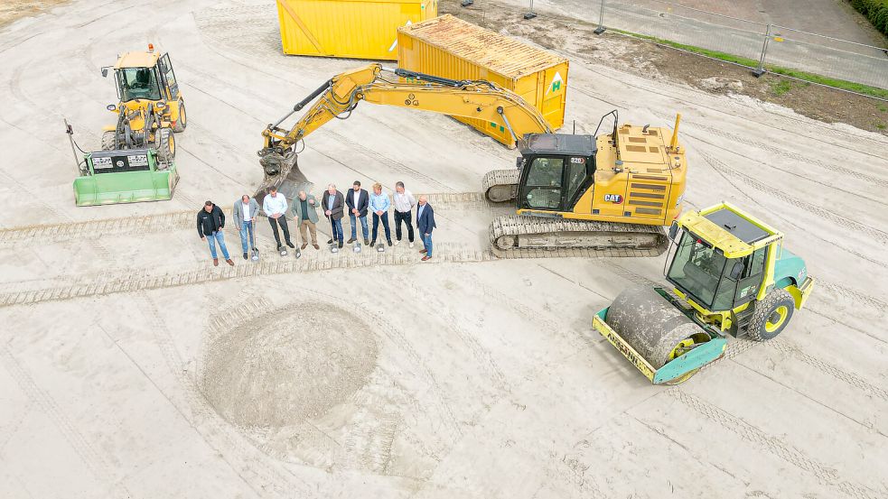 Im Laufe der Jahrzehnte hat die Real-Unternehmensgruppe zahlreiche Projekte entwickelt und realisiert. Das Bild entstand beim Spatenstich für den Bau des Netto-Marktes in Filsum. Foto: Real Immobilien
