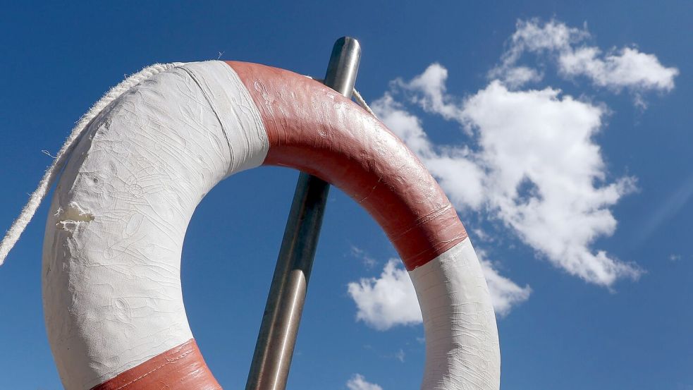 Der 20-Jährige wurde vermutlich bei einem Sprung ins Becken schwer verletzt. (Symbolbild) Foto: Karl-Josef Hildenbrand