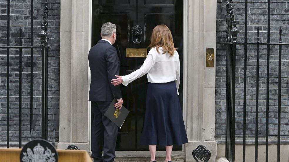 Der britische Premierminister Keir Starmer (links) und seine Frau Victoria (rechts) nach der Rücktrittsankündigung. Foto: Thomas Krych
