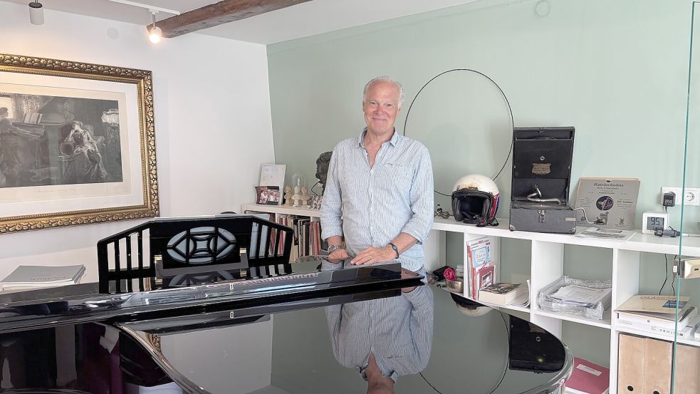 Rolf Schmitz-Malburg ist Profimusiker und vor wenigen Jahren von NRW nach Freepsum gezogen. Foto: Hannah Weiden