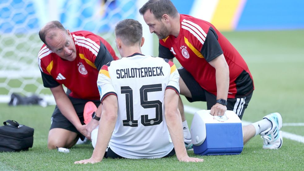 DFB-Teamarzt Jochen Hahne (l) ist für Bundestrainer Nagelsmann ein wichtiger Ansprechpartner. Foto: Jan Woitas/dpa