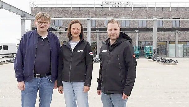Freuen sich auf die Eröffnung des Autohofs (von links): Geschäftsführer Helmut Wittrock, Projektleiterin Christina Huer und Standortleiter Jannik Onneken. Foto: Kristina Roispich