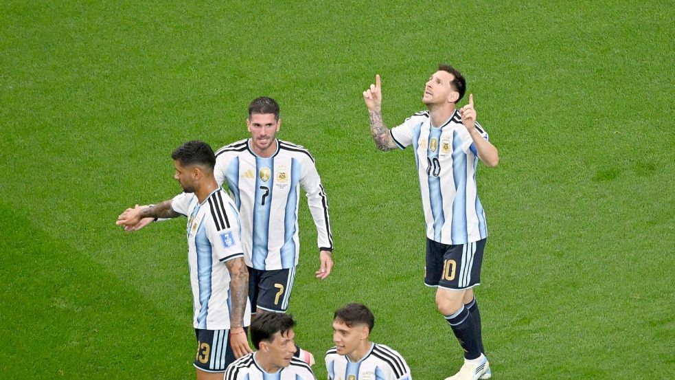 Lionel Messi (r.) nach seinem WM-Rekordtor. Foto: Jessica Tobias