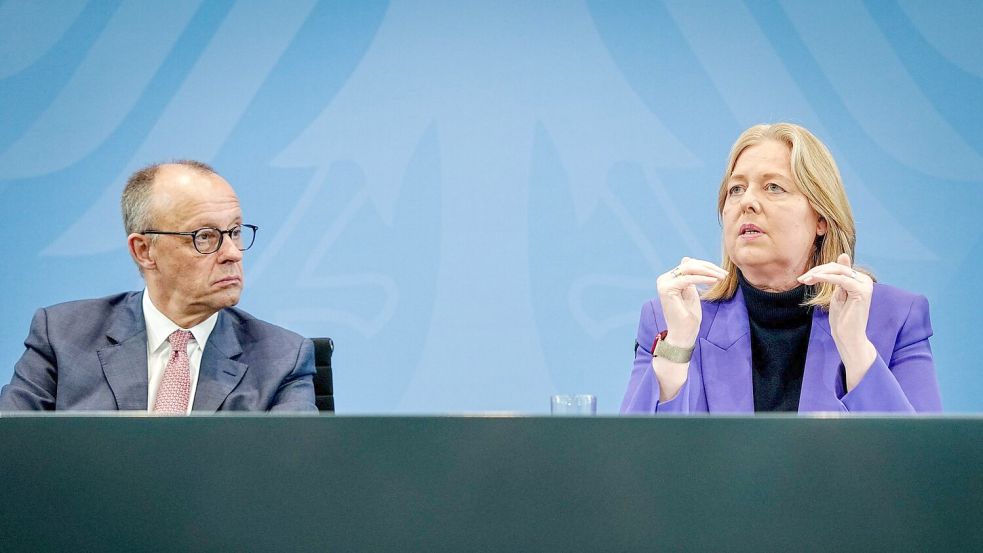 Bundeskanzler Friedrich Merz und Sozialministerin Bärbel Bas nehmen die Empfehlungen der Rentenkommission entgegen. (Archivbild) Foto: Kay Nietfeld/dpa