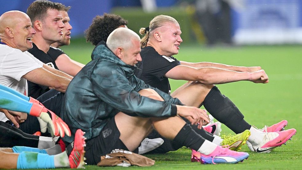Vorzeitig im Sechzehntelfinale: Erling Haaland (r.) und seine Norweger. Foto: Tom Weller/dpa