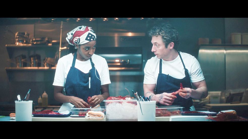 Wie geht es weiter für Koch Carmen „Carmy“ Berzatto (Jeremy Allen White, rechts) und seine nicht minder talentierte Kollegin Sydney Adamu (Ayo Edebiri)? Das Restaurant „The Bear“ steht in der fünften Staffel am Scheidepunkt. Foto: Disney+/dpa