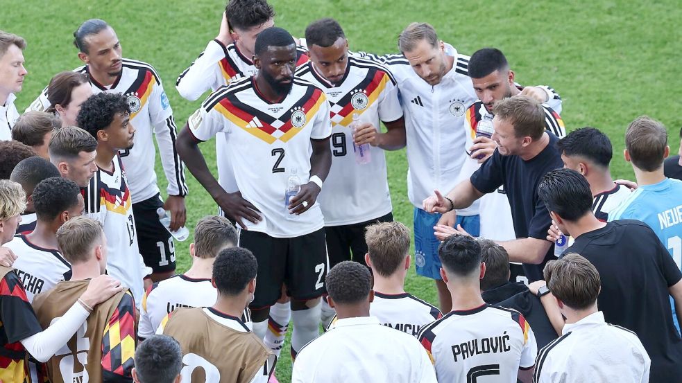 Plötzlich wieder mittendrin und im Fokus: Antonio Rüdiger (Nr. 2) während einer Trinkpause gegen die Elfenbeinküste. Foto: Christian Charisius/dpa