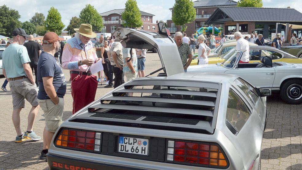 Zurück in die Zukunft: Auch Autos, die ihren Vorbildern aus beliebten Filmen ähneln, waren schon in Rhauderfehn. Foto: Holger Weers/Archiv