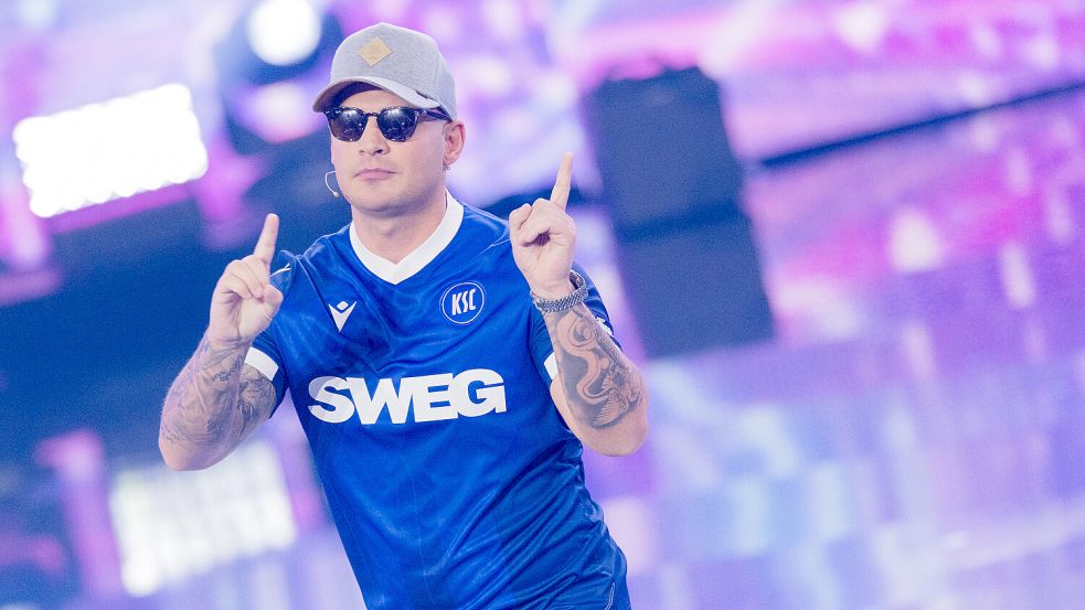 Pietro Lombardi wurde durch das Castingformat „Deutschland sucht den Superstar“ bekannt. Vor zwei Jahren trat er im Rahmen seiner „Sommer-Open-Air-Tour 2024“ auch schon einmal auf der Freilichtbühne in Wiesmoor auf. Foto: Rolf Vennenbernd/dpa/Archiv