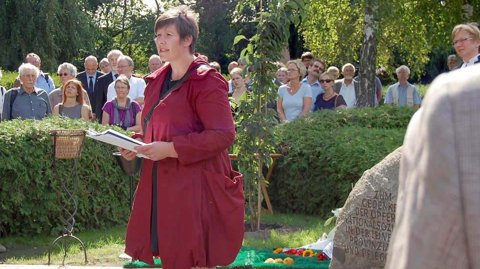 Bei der Gedenkfeier im August 2013 hielt die Leiterin der „Euthanasie“-Gedenkstätte, Dr. Carola Rudnick, eine Rede. Inzwischen zweifelt sie, ob die Gedenkstätte an der richtigen Stelle errichtet wurde. Archivfoto: Herterich