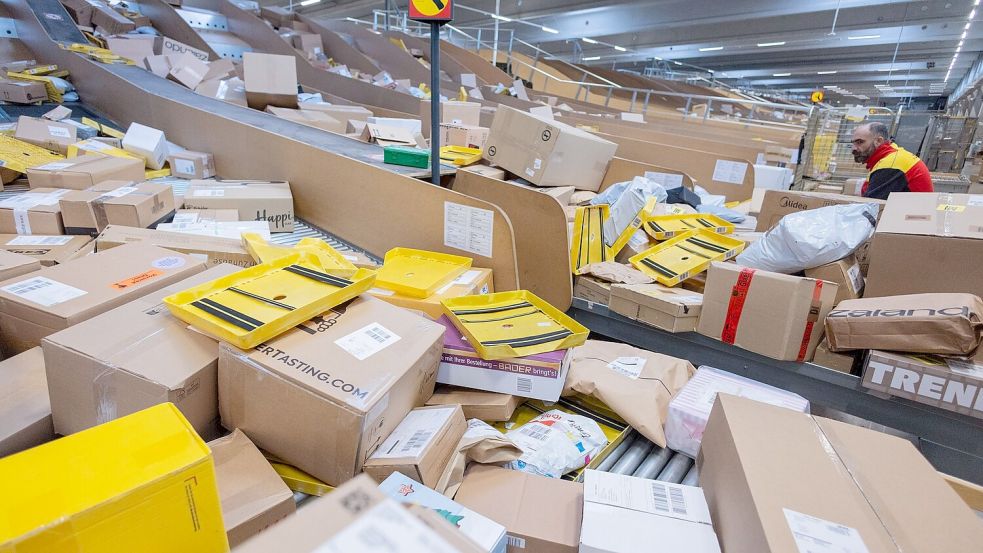 Pakete, so weit das Auge reicht - hier in einer DHL-Zustellbasis. (Symbolbild) Foto: Rolf Vennenbernd