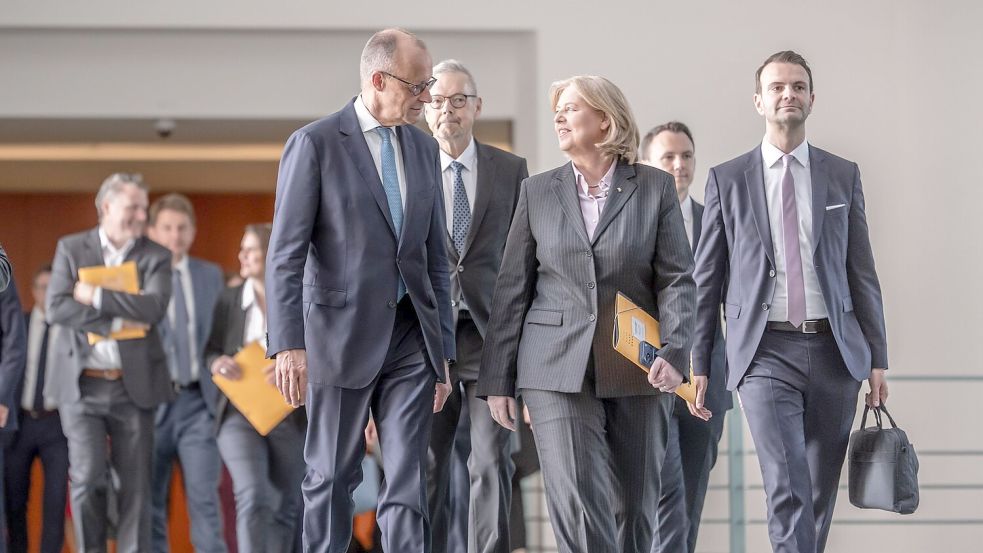 Bundeskanzler Friedrich Merz (CDU) und Sozialministerin Bärbel Bas (SPD) haben viel Lob für die Vorschläge der Rentenkommission. Foto: Michael Kappeler/dpa