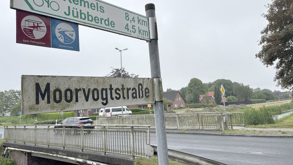 In Südgeorgsfehn müssen einige Anwohner regelmäßig die Augustfehner Straße überqueren. Foto: Lars Löschen