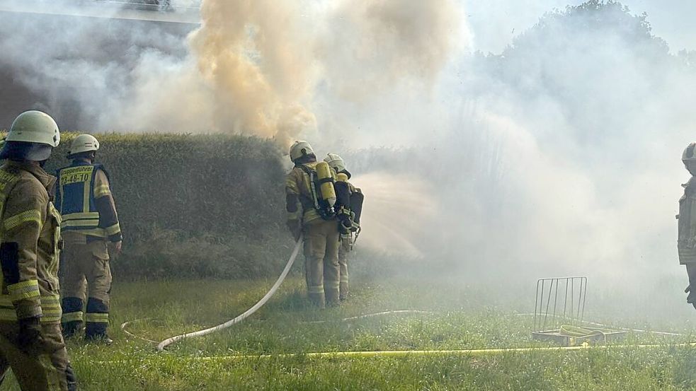 Die Feuerwehr Ramsloh löschte am Montagmorgen einen Heckenbrand an der Kanalstraße in Bollingen. Foto: Thomas Giehl/Feuerwehr