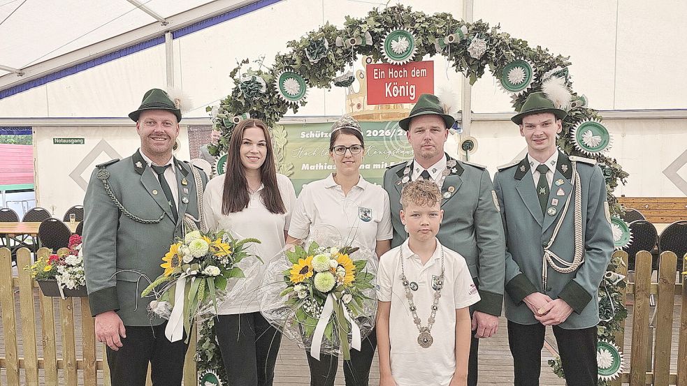 Der Dieler Schützenkönig und sein Gefolge (von links): Adjutant Martin Wilkens und Ehefrau Sonja Wilkens, Königin Lena Menninga und Schützenkönig Mathias Menninga und Adjutant Jannes Martini. Vorne steht der Jugendkönig Eric Menninga. Foto: Bodo Wolters