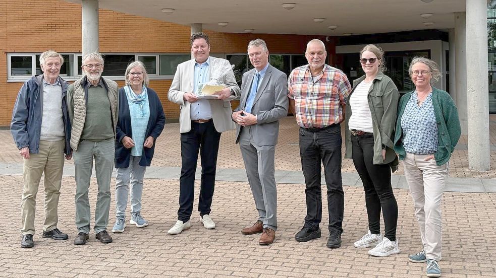 Rommy Kempenaar (vierter von links) begrüßte die Delegation aus Ihlow unter Leitung von Arno Ulrichs (vierter von rechts). Foto: privat