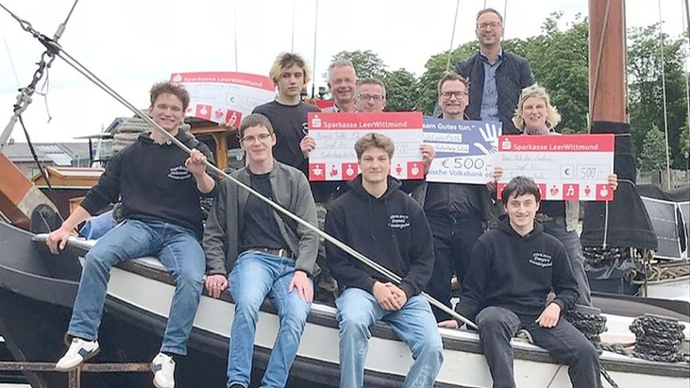 Die Sponsoren trafen sich mit der Segel-AG auf der „Friedrich“ zur Scheckübergabe. Foto: privat