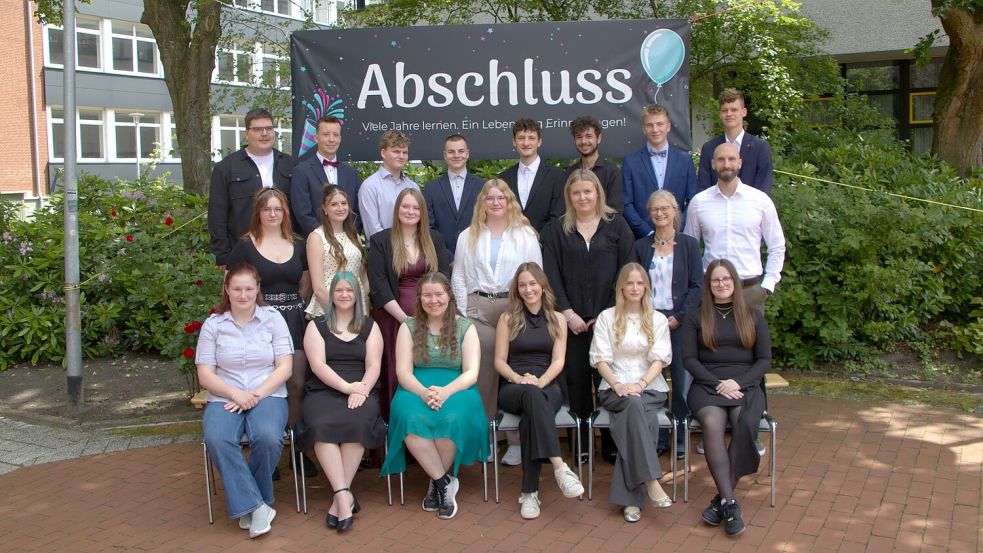 Den einen liegt die Technik, den anderen die Gestaltung. Für das Abschlussfoto stellten sich die Fachoberschüler der BBS in Aurich gemeinsam dem Fotografen. Foto: BBS 2 Aurich